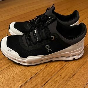 Women’s size 7 ON Cloudultra Runnig Shoes